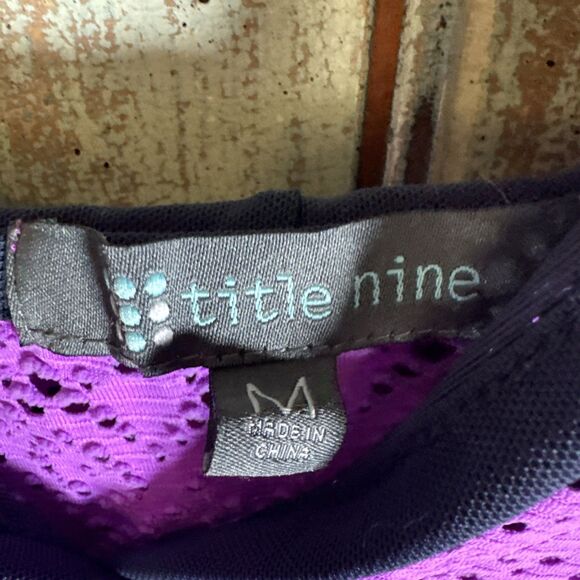 Title Nine Top Woman’s Size Medium Purple Long Sleeve Hooded Lace Cutout Pattern - Picture 3 of 8